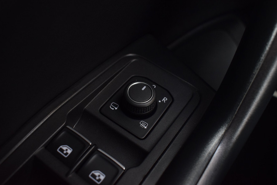 Volkswagen T-Roc 1.5 TSI 150pk DSG R-line | Pano | Camera | Trekhaak | Virtual | Beats