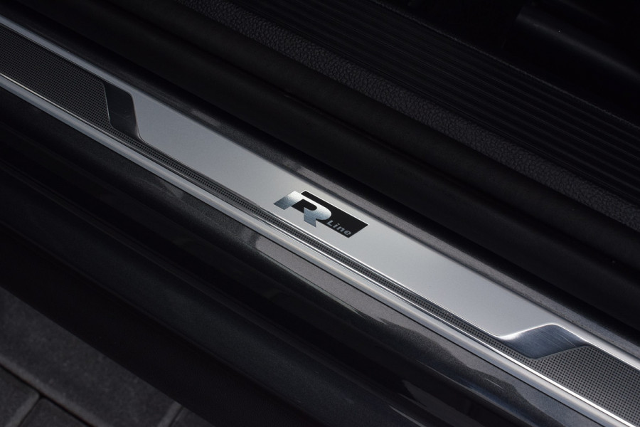 Volkswagen T-Roc 1.5 TSI 150pk DSG R-line | Pano | Camera | Trekhaak | Virtual | Beats