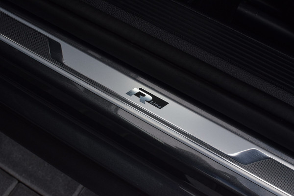 Volkswagen T-Roc 1.5 TSI 150pk DSG R-line | Pano | Camera | Trekhaak | Virtual | Beats