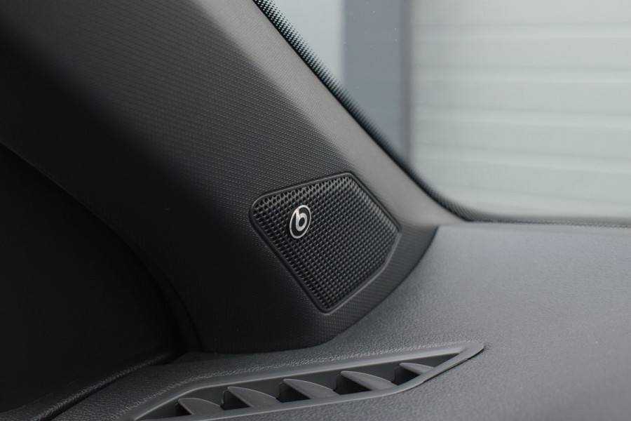 Volkswagen T-Roc 1.5 TSI 150pk DSG R-line | Pano | Camera | Trekhaak | Virtual | Beats