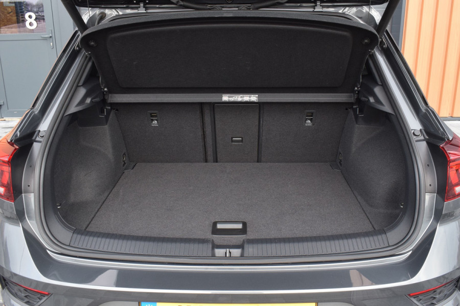 Volkswagen T-Roc 1.5 TSI 150pk DSG R-line | Pano | Camera | Trekhaak | Virtual | Beats