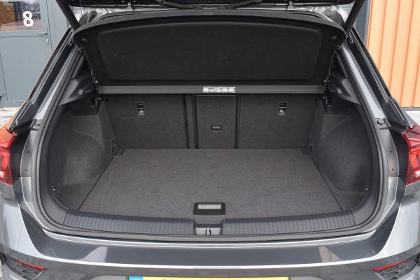 Volkswagen T-Roc 1.5 TSI 150pk DSG R-line | Pano | Camera | Trekhaak | Virtual | Beats