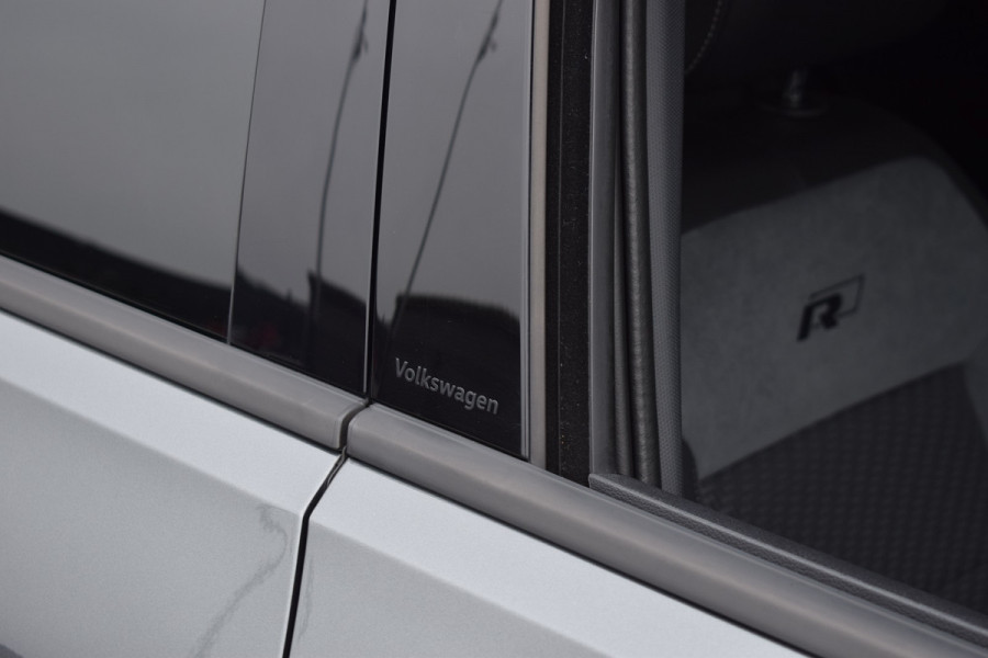 Volkswagen T-Roc 1.5 TSI 150pk DSG R-line | Pano | Camera | Trekhaak | Virtual | Beats