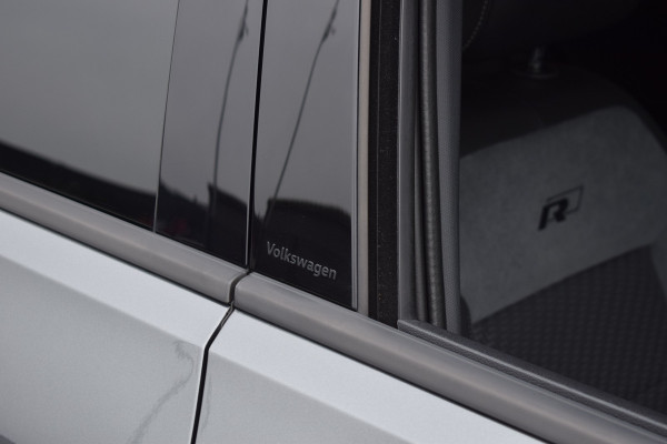 Volkswagen T-Roc 1.5 TSI 150pk DSG R-line | Pano | Camera | Trekhaak | Virtual | Beats