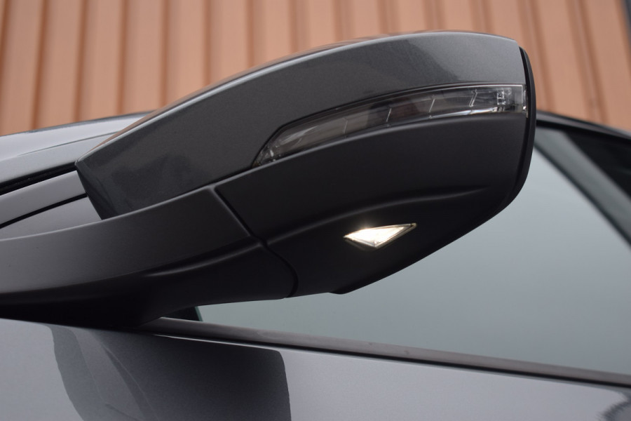 Volkswagen T-Roc 1.5 TSI 150pk DSG R-line | Pano | Camera | Trekhaak | Virtual | Beats