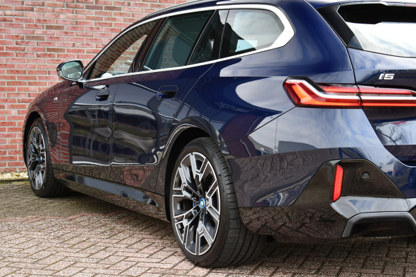 BMW i5 Touring eDrive40 M-Sport Pano Adp-demping B&W Comfzetel+Vent 20inch