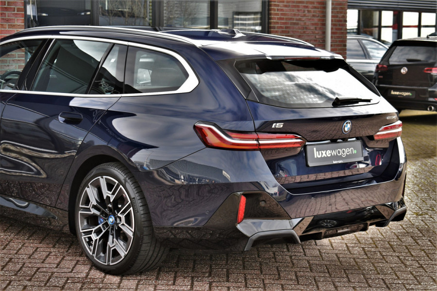BMW i5 Touring eDrive40 M-Sport Pano Adp-demping B&W Comfzetel+Vent 20inch