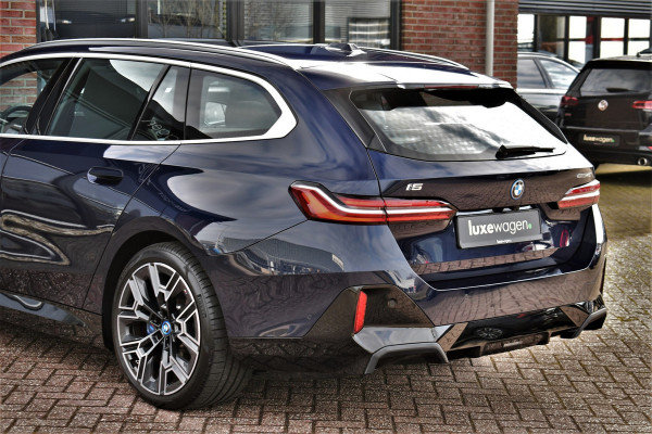 BMW i5 Touring eDrive40 M-Sport Pano Adp-demping B&W Comfzetel+Vent 20inch