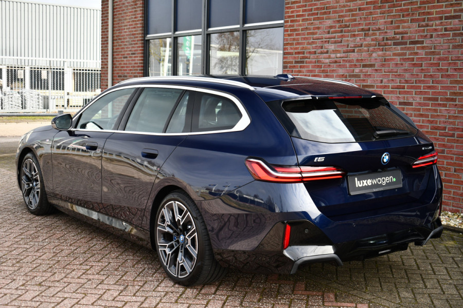 BMW i5 Touring eDrive40 M-Sport Pano Adp-demping B&W Comfzetel+Vent 20inch
