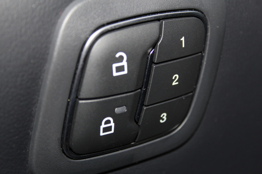 Ford Mustang Mach-E 75kWh/269pk AWD Premium AUTOMAAT volledig ELEKTRISCH ! Fabrieksgarantie t/m 01-03-2027 ! Vierwielaandr., stoel-, stuur- en voorraamverwarming, technologie pakket II, panoramadak, navigatie, telefoonvoorb., winterpakket, parelmoer wit metallic, etc etc