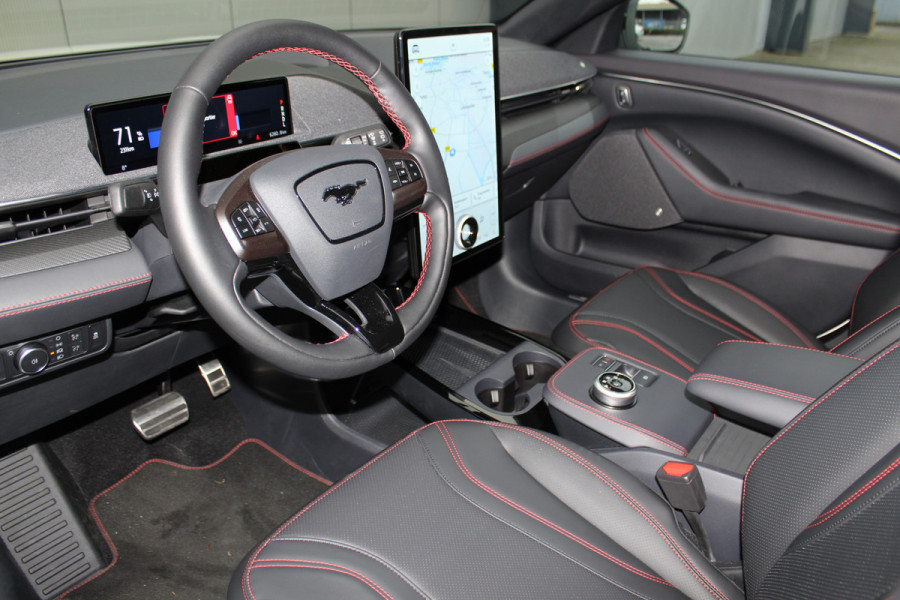 Ford Mustang Mach-E 75kWh/269pk AWD Premium AUTOMAAT volledig ELEKTRISCH ! Fabrieksgarantie t/m 01-03-2027 ! Vierwielaandr., stoel-, stuur- en voorraamverwarming, technologie pakket II, panoramadak, navigatie, telefoonvoorb., winterpakket, parelmoer wit metallic, etc etc