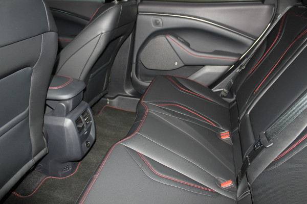 Ford Mustang Mach-E 75kWh/269pk AWD Premium AUTOMAAT volledig ELEKTRISCH ! Fabrieksgarantie t/m 01-03-2027 ! Vierwielaandr., stoel-, stuur- en voorraamverwarming, technologie pakket II, panoramadak, navigatie, telefoonvoorb., winterpakket, parelmoer wit metallic, etc etc