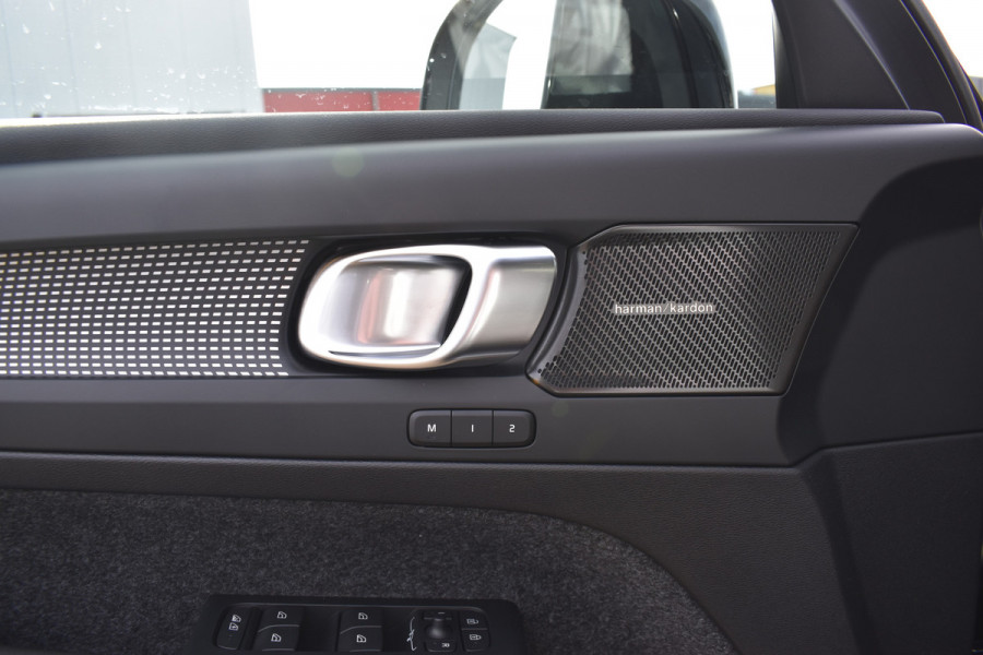 Volvo EX40 Extended Range 252PK Plus Black Ed. 82 kWh | Panodak | ACC | H&K | 20"LMV | Climate | Nubuck