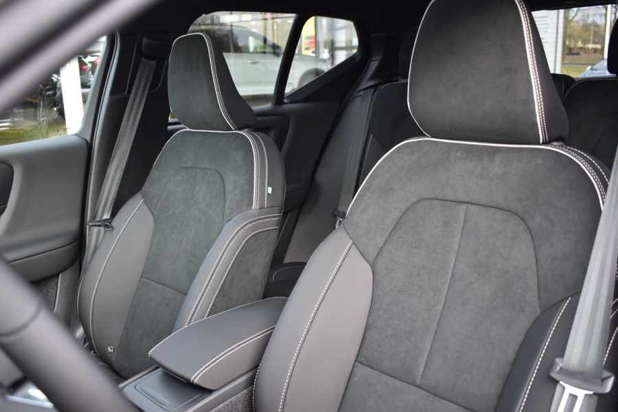 Volvo EX40 Extended Range 252PK Plus Black Ed. 82 kWh | Panodak | ACC | H&K | 20"LMV | Climate | Nubuck