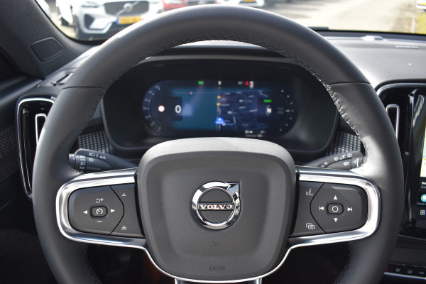 Volvo EX40 Extended Range 252PK Plus Black Ed. 82 kWh | Panodak | ACC | H&K | 20"LMV | Climate | Nubuck