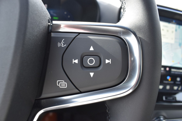 Volvo EX40 Extended Range 252PK Plus Black Ed. 82 kWh | Panodak | ACC | H&K | 20"LMV | Climate | Nubuck