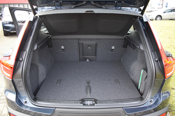 Volvo EX40 Extended Range 252PK Plus Black Ed. 82 kWh | Panodak | ACC | H&K | 20"LMV | Climate | Nubuck