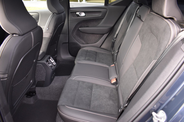 Volvo EX40 Extended Range 252PK Plus Black Ed. 82 kWh | Panodak | ACC | H&K | 20"LMV | Climate | Nubuck