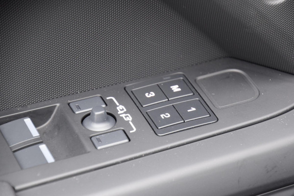 Land Rover Defender 110 P300e 110 X-Dynamic SE