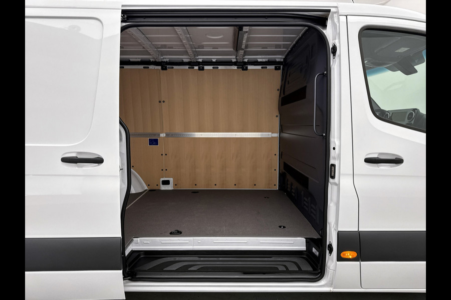 Mercedes-Benz Sprinter 319 1.9 CDI L2H1 Pro Stoelverwarming 3500kg trekhaak Distronic Navigatie BPM vrij