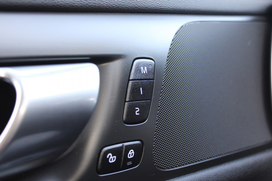 Volvo V60 2.0 T6 Plug-in hybrid AWD Plus Dark | Trekhaak | Adaptieve cruise | Memory | Camera