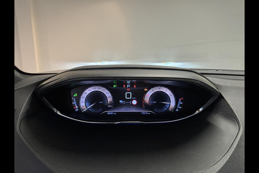 Peugeot 5008 1.6 PureTech GT-Line 7 pers | Panoramadak | Trekhaak afneembaar | Leder | Memory | Stoelverwarming | elektrisch verstelbare stoelen | Navi | Android auto / Apple carplay | Elektrische achterklep | Achteruitrijcamera