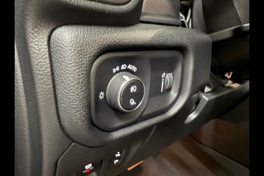 Dodge Ram 1500 5.7 V8 4x4 Crew Cab Sport | Full BLACK | Camera | ALPINE | Soft Cover | Apple Carplay | Cruise |