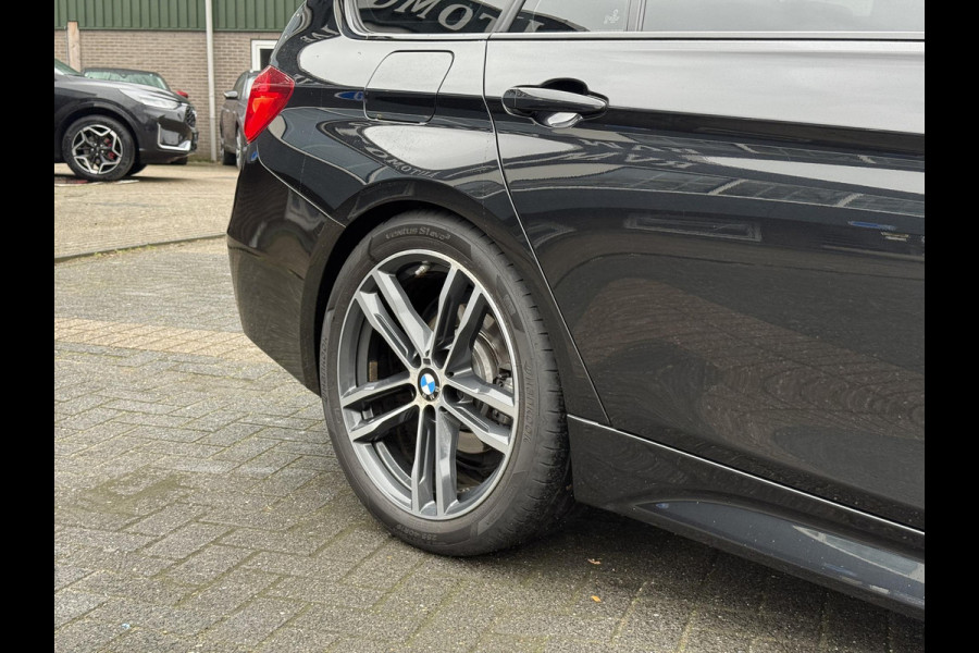 BMW 3 Serie Touring 318i M Sport Corporate Lease HIGH EXEC.| 81.000KM!| ORIG. NL|  LEER| ELEKTRISCHE ACHTERKLEP| AFNEEMBARE TREKHAAK| STOELVERWARMING| 19 INCH!| SUPER NETJES| RIJKLAARPRIJS INCL. 12 MND BOVAG GARANTIE