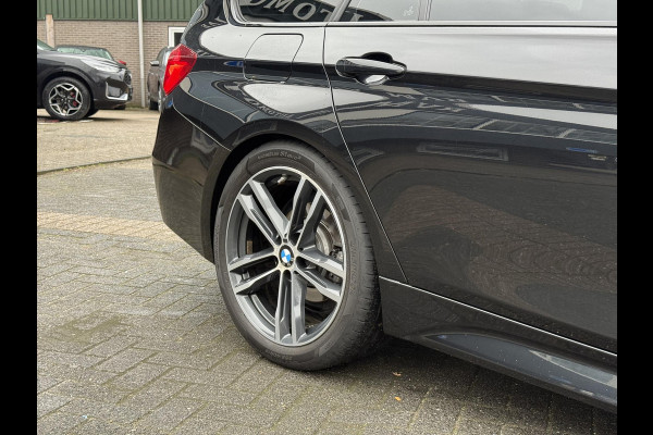 BMW 3 Serie Touring 318i M Sport Corporate Lease HIGH EXEC.| 81.000KM!| ORIG. NL|  LEER| ELEKTRISCHE ACHTERKLEP| AFNEEMBARE TREKHAAK| STOELVERWARMING| 19 INCH!| SUPER NETJES| RIJKLAARPRIJS INCL. 12 MND BOVAG GARANTIE