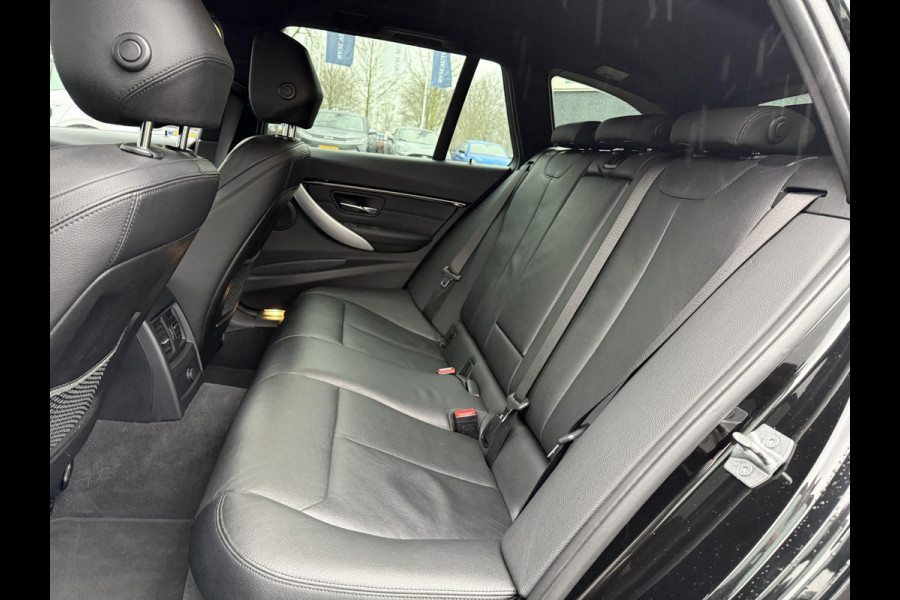 BMW 3 Serie Touring 318i M Sport Corporate Lease HIGH EXEC.| 81.000KM!| ORIG. NL|  LEER| ELEKTRISCHE ACHTERKLEP| AFNEEMBARE TREKHAAK| STOELVERWARMING| 19 INCH!| SUPER NETJES| RIJKLAARPRIJS INCL. 12 MND BOVAG GARANTIE