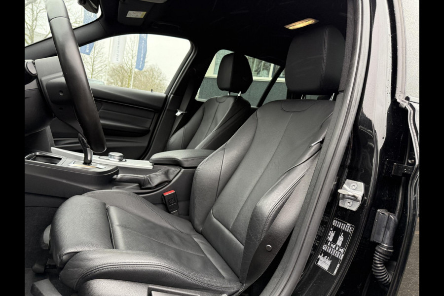 BMW 3 Serie Touring 318i M Sport Corporate Lease HIGH EXEC.| 81.000KM!| ORIG. NL|  LEER| ELEKTRISCHE ACHTERKLEP| AFNEEMBARE TREKHAAK| STOELVERWARMING| 19 INCH!| SUPER NETJES| RIJKLAARPRIJS INCL. 12 MND BOVAG GARANTIE