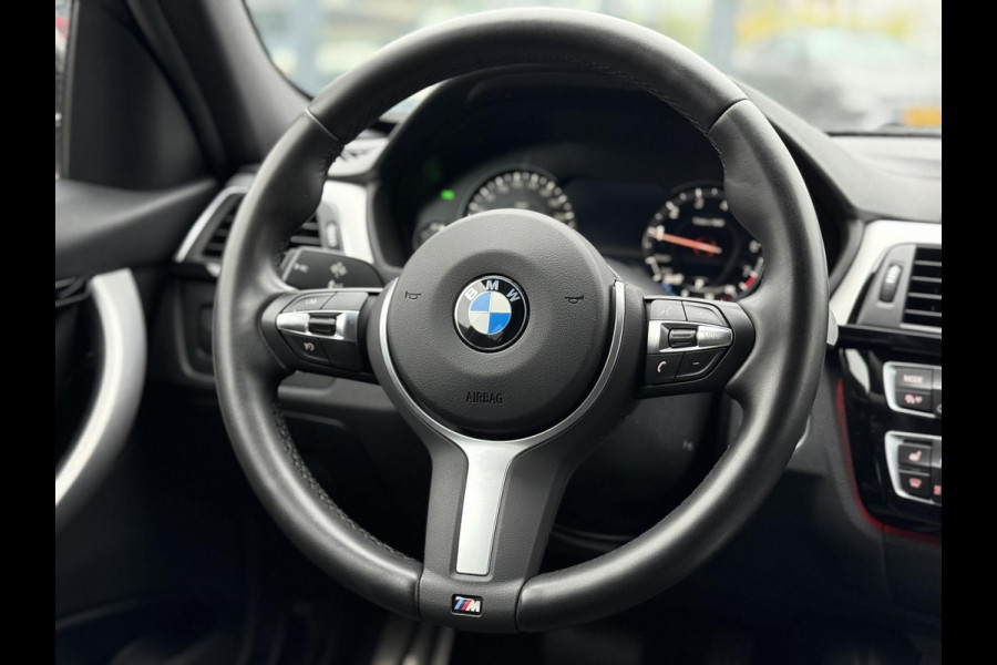 BMW 3 Serie Touring 318i M Sport Corporate Lease HIGH EXEC.| 81.000KM!| ORIG. NL|  LEER| ELEKTRISCHE ACHTERKLEP| AFNEEMBARE TREKHAAK| STOELVERWARMING| 19 INCH!| SUPER NETJES| RIJKLAARPRIJS INCL. 12 MND BOVAG GARANTIE