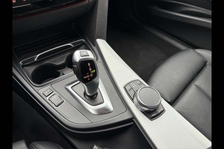 BMW 3 Serie Touring 318i M Sport Corporate Lease HIGH EXEC.| 81.000KM!| ORIG. NL|  LEER| ELEKTRISCHE ACHTERKLEP| AFNEEMBARE TREKHAAK| STOELVERWARMING| 19 INCH!| SUPER NETJES| RIJKLAARPRIJS INCL. 12 MND BOVAG GARANTIE