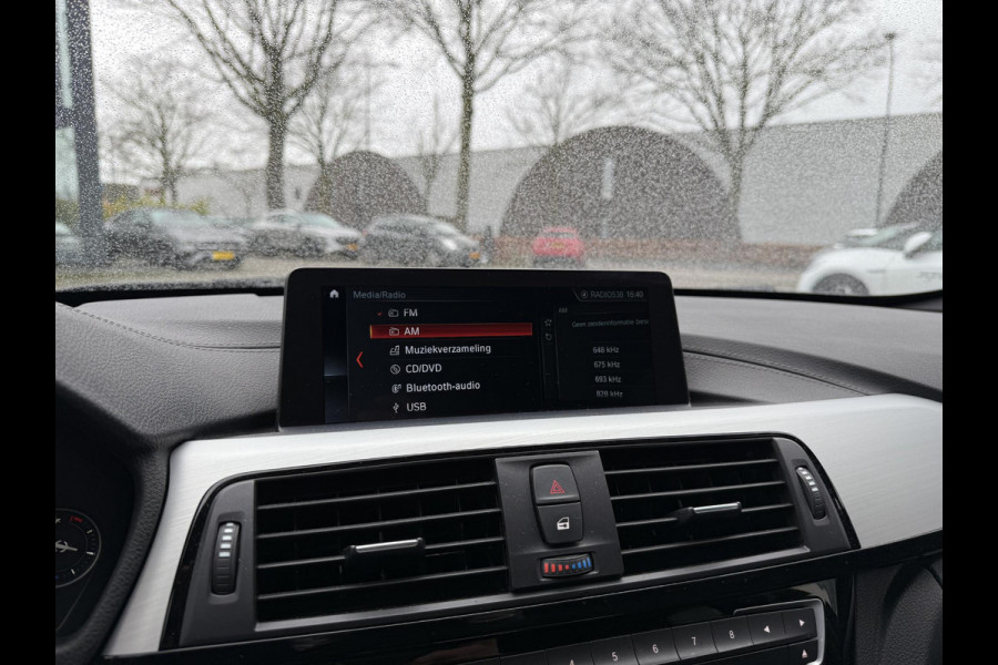 BMW 3 Serie Touring 318i M Sport Corporate Lease HIGH EXEC.| 81.000KM!| ORIG. NL|  LEER| ELEKTRISCHE ACHTERKLEP| AFNEEMBARE TREKHAAK| STOELVERWARMING| 19 INCH!| SUPER NETJES| RIJKLAARPRIJS INCL. 12 MND BOVAG GARANTIE