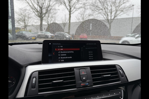 BMW 3 Serie Touring 318i M Sport Corporate Lease HIGH EXEC.| 81.000KM!| ORIG. NL|  LEER| ELEKTRISCHE ACHTERKLEP| AFNEEMBARE TREKHAAK| STOELVERWARMING| 19 INCH!| SUPER NETJES| RIJKLAARPRIJS INCL. 12 MND BOVAG GARANTIE