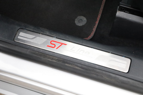 Ford Kuga 2.5 PHEV ST-Line 225 Pk / Panoramadak, Climate / Cruise / Camera / B&O / Trekhaak / 19".