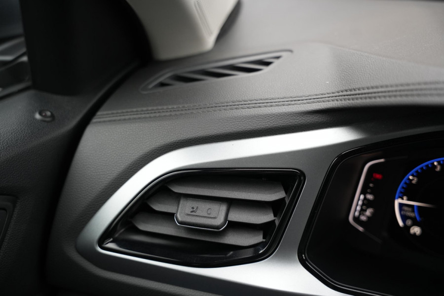 Volkswagen T-Roc 1.0 TSI Life Adaptive Cruise Virtual Dashb. Camera PDC Airco Trekhaak