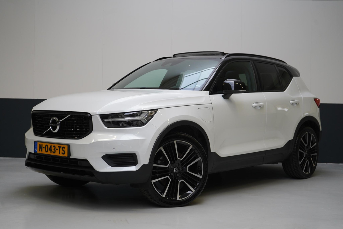 Volvo XC40 1.5 T4 Recharge R-Design | SoH 95% | Leder | Panoramadak | Trekhaak | Camera | Lm velgen