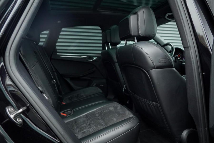 Porsche Macan 3.0 GTS / Pano / Luchtvering / Trekhaak / Sportstoelen / Carplay