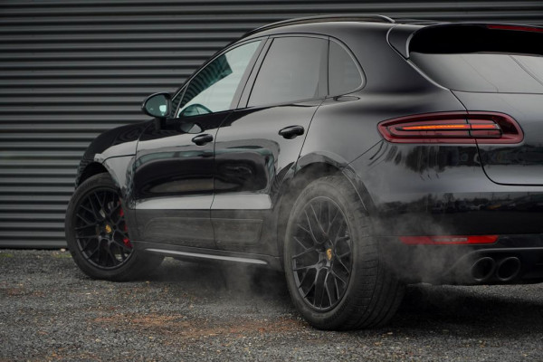 Porsche Macan 3.0 GTS / Pano / Luchtvering / Trekhaak / Sportstoelen / Carplay