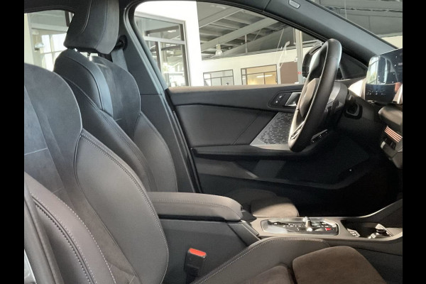 BMW 1-serie 120 M-SPORT ** LED, NAVI+, PANORAMA, 19-inch LMV, ACC, M-ONDERST, EL. A-KLEP ** 1e EIG - Ex BMW-AG ** ** INFORMEER OOK NAAR ONZE AANTREKKELIJKE FINANCIAL-LEASE TARIEVEN **