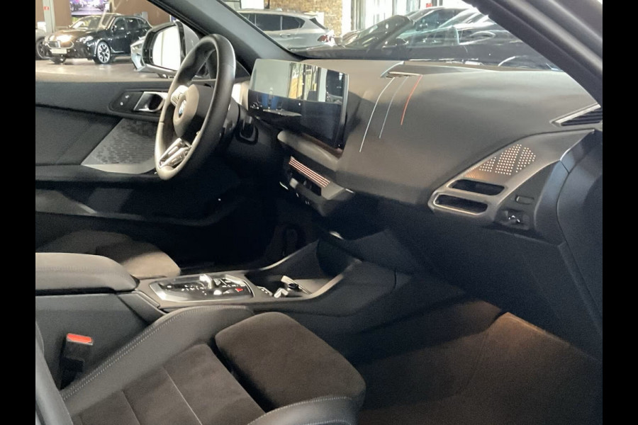 BMW 1-serie 120 M-SPORT ** LED, NAVI+, PANORAMA, 19-inch LMV, ACC, M-ONDERST, EL. A-KLEP ** 1e EIG - Ex BMW-AG ** ** INFORMEER OOK NAAR ONZE AANTREKKELIJKE FINANCIAL-LEASE TARIEVEN **