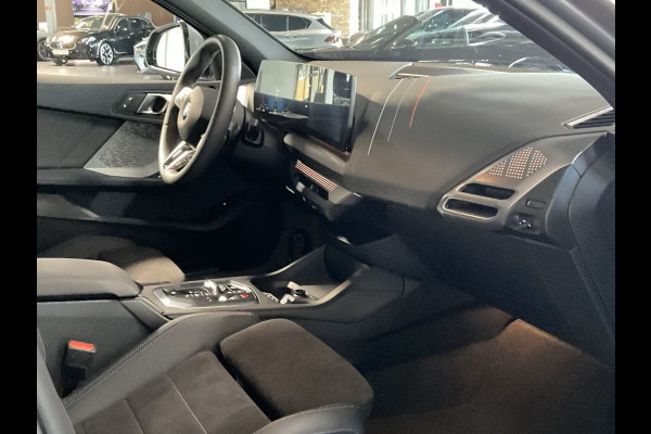 BMW 1-serie 120 M-SPORT ** LED, NAVI+, PANORAMA, 19-inch LMV, ACC, M-ONDERST, EL. A-KLEP ** 1e EIG - Ex BMW-AG ** ** INFORMEER OOK NAAR ONZE AANTREKKELIJKE FINANCIAL-LEASE TARIEVEN **