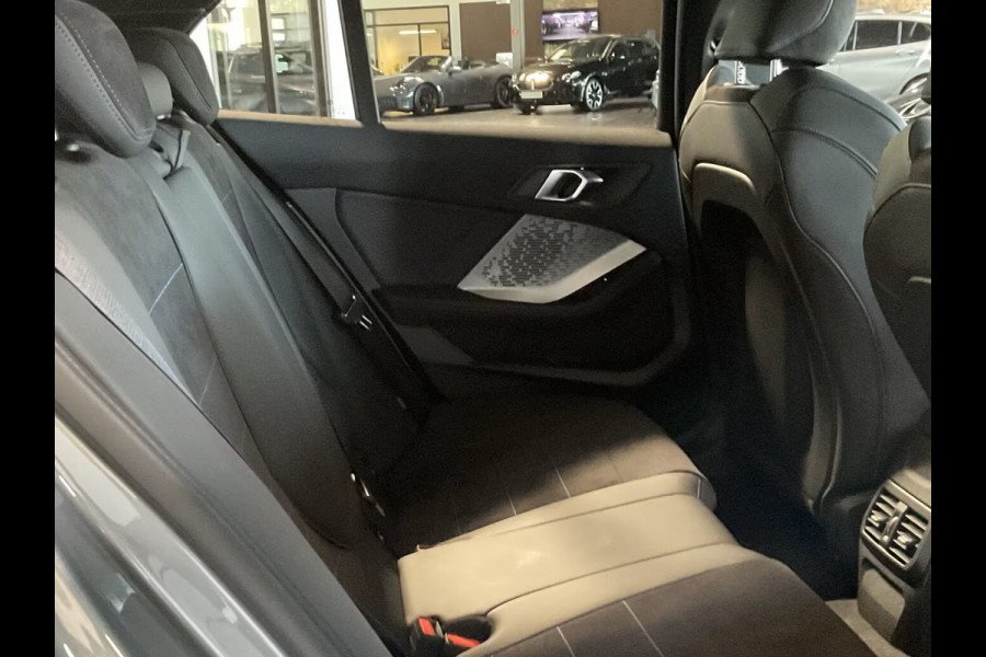 BMW 1-serie 120 M-SPORT ** LED, NAVI+, PANORAMA, 19-inch LMV, ACC, M-ONDERST, EL. A-KLEP ** 1e EIG - Ex BMW-AG ** ** INFORMEER OOK NAAR ONZE AANTREKKELIJKE FINANCIAL-LEASE TARIEVEN **