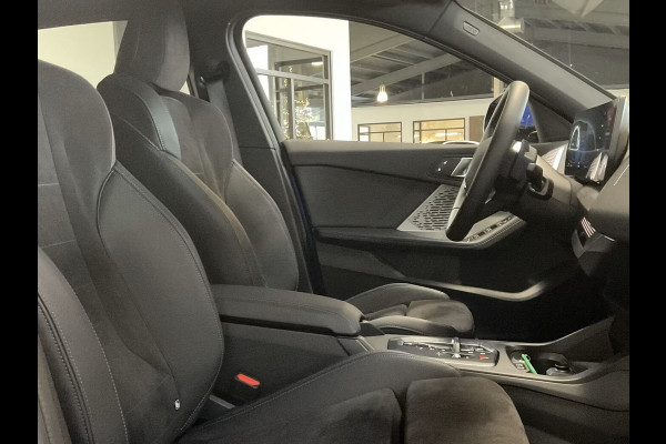 BMW 1-serie 120 M-SPORT ** LED, NAVI+, PANORAMA, 19-inch LMV, ACC, M-ONDERST, EL. A-KLEP ** 1e EIG - Ex BMW-AG ** ** INFORMEER OOK NAAR ONZE AANTREKKELIJKE FINANCIAL-LEASE TARIEVEN **
