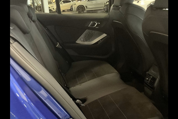 BMW 1-serie 120 M-SPORT ** LED, NAVI+, PANORAMA, 19-inch LMV, ACC, M-ONDERST, EL. A-KLEP ** 1e EIG - Ex BMW-AG ** ** INFORMEER OOK NAAR ONZE AANTREKKELIJKE FINANCIAL-LEASE TARIEVEN **