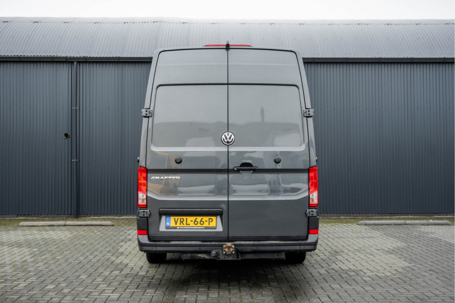 Volkswagen Crafter 35 2.0 TDI L5H3 Highline | 177PK | Stoelmassage | LED | Camera | Automaat | Carplay | Cruise | Navi | Airco | Trekhaak | Stoelma