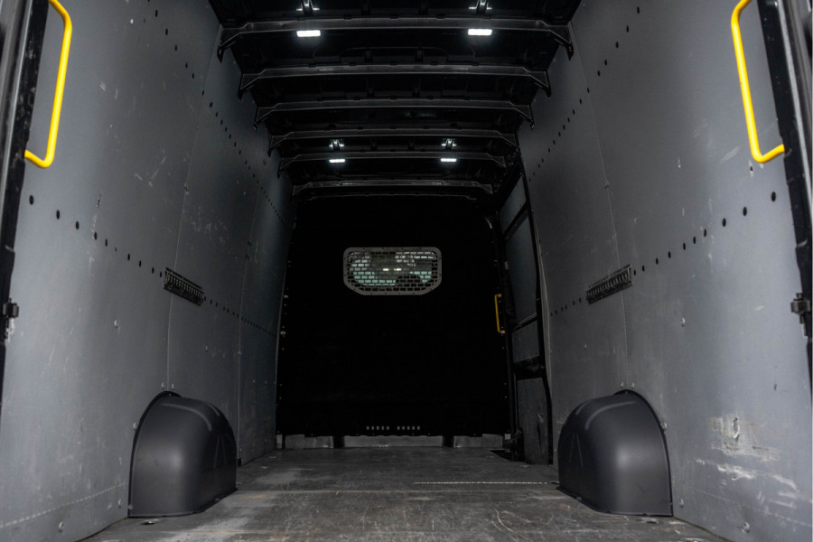 Volkswagen Crafter 35 2.0 TDI L5H3 Highline | 177PK | Stoelmassage | LED | Camera | Automaat | Carplay | Cruise | Navi | Airco | Trekhaak | Stoelma