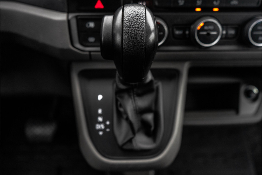 Volkswagen Crafter 35 2.0 TDI L5H3 Highline | 177PK | Stoelmassage | LED | Camera | Automaat | Carplay | Cruise | Navi | Airco | Trekhaak | Stoelma