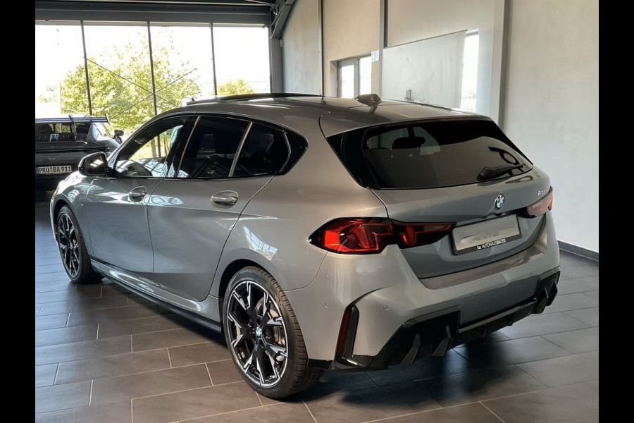 BMW 1-serie 120 M-SPORT ** LED, TREKH, PANORAMA, 19-inch LMV, ACC, M-ONDERST, EL. A-KLEP ** 1e EIG - Ex BMW-AG ** ** INFORMEER OOK NAAR ONZE AANTREKKELIJKE FINANCIAL-LEASE TARIEVEN **